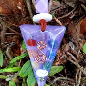 Colar Flecha Lilás com Espiral de Cobre e Cristais 7 Chakras
