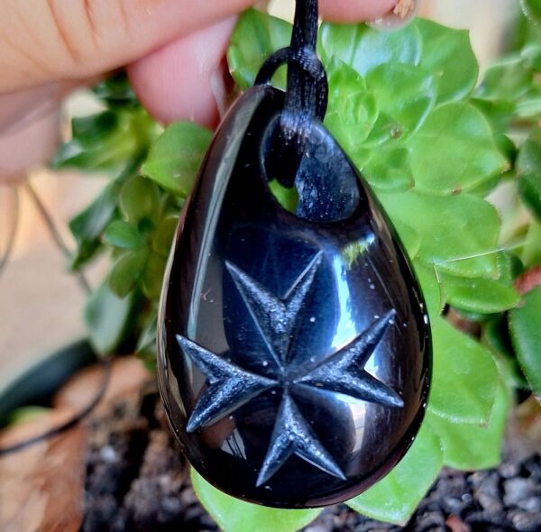 Colar verde/bege com Cruz de Malta