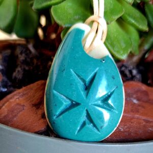 Colar verde/bege com Cruz de Malta