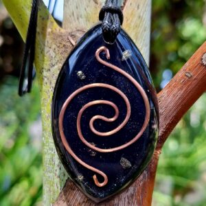 Colar Orgonite Folha - Escudo de Proteção e Prosperidade.