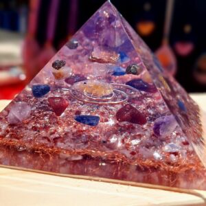 Pirâmide Média Ametista Lapidada na Ponta